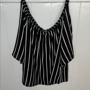 NWT! Fashion Nova Black and White Flutter Sleeve Ruched Blouse